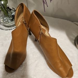 High heels, peep toe bootie caramel color